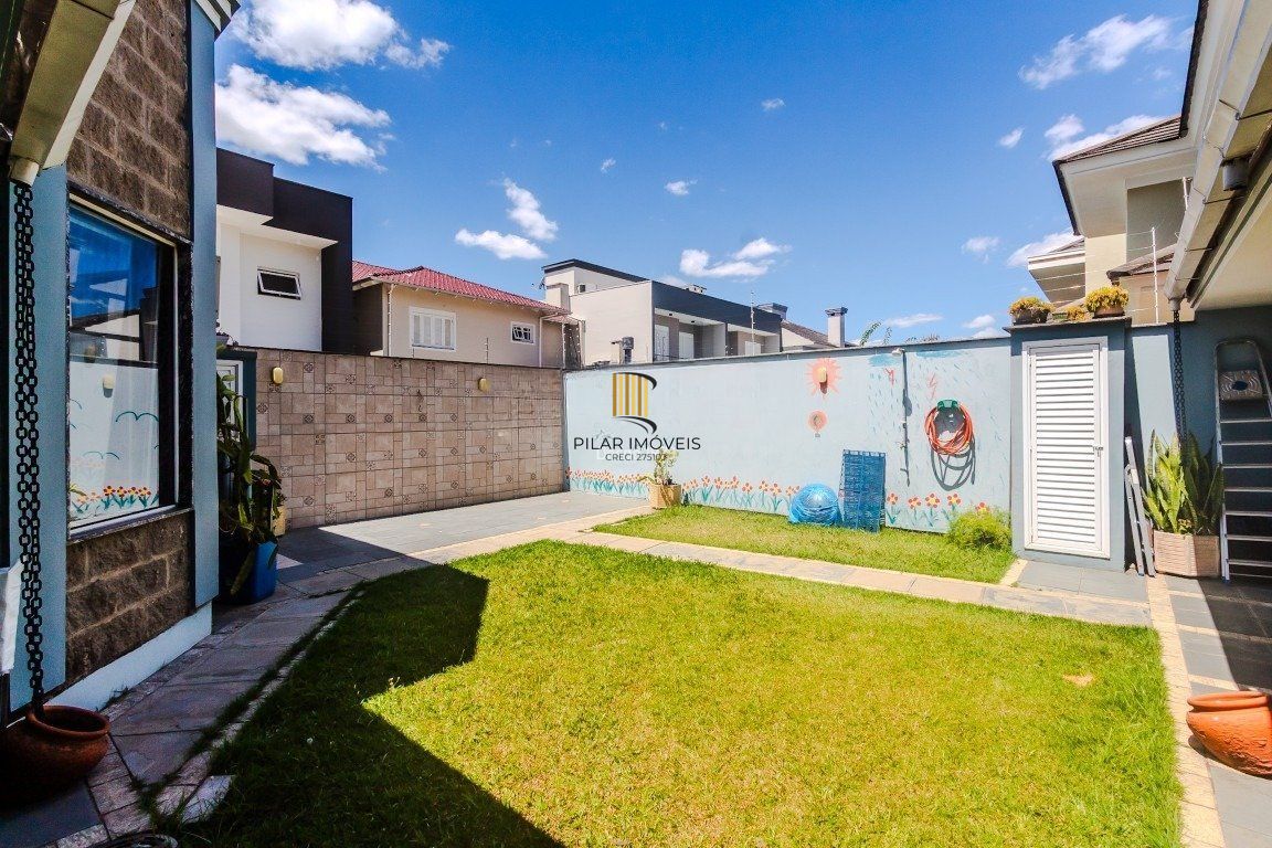 Casa de 4 dormitórios, sendo 1 suíte e 4 vagas de garagem em Canoas.