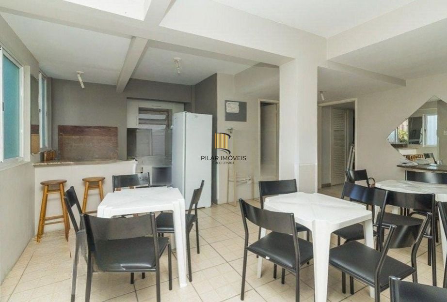 Apartamento de 2 dormitórios com sacada e 1 vaga no Petrópolis.