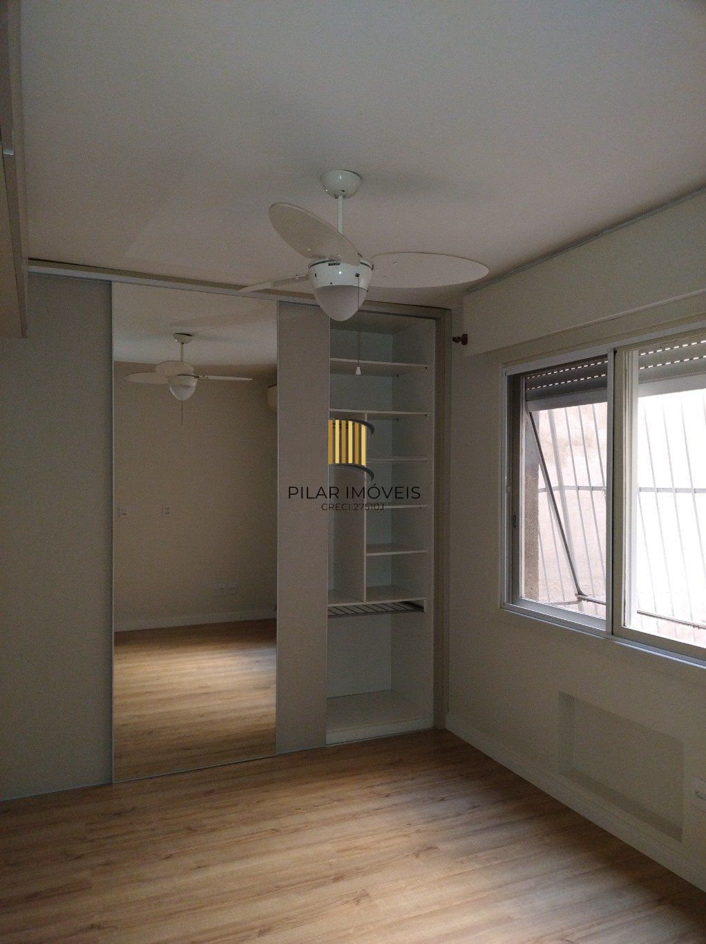 Apartamento semi mobiliado de 3 quartos, suíte, elevador e 1 vaga no Bom Fim