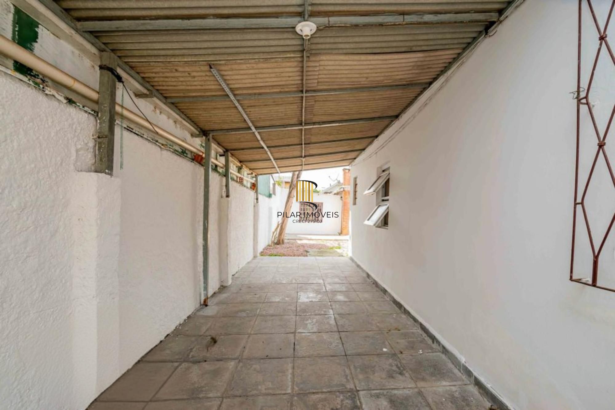 Casa de 2 dormitórios, churrasqueira, pátio, 4 vagas no bairro Ipanema