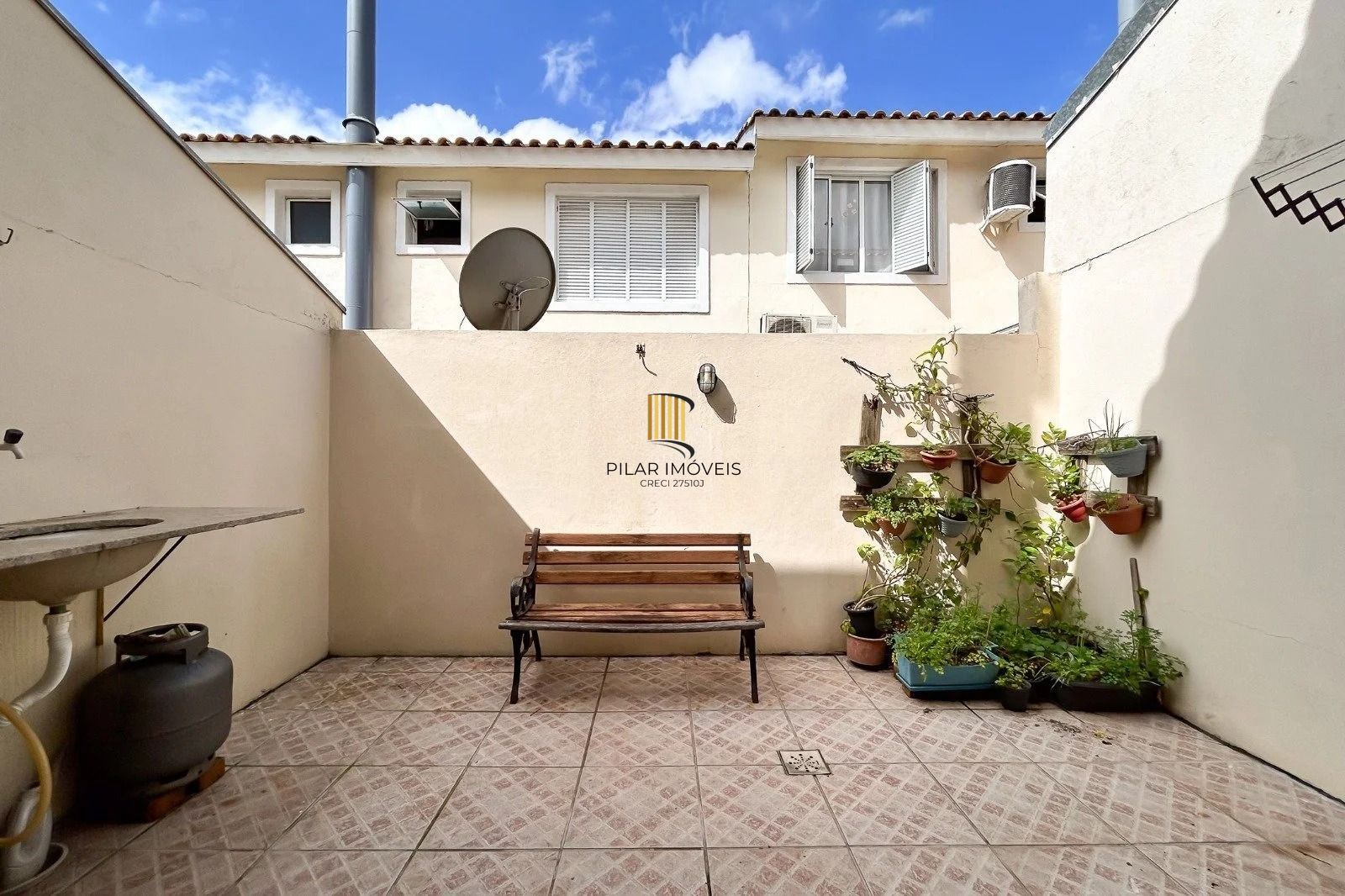 Casa cem condomínio com 2 dormitórios, 1 suite, 2 vagas no bairro Cavalhada