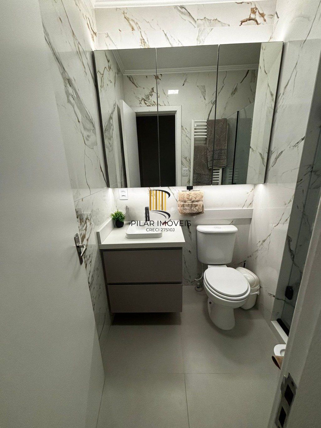 Casa com 2 dormitórios e 2 vagas de garagem em Canoas.