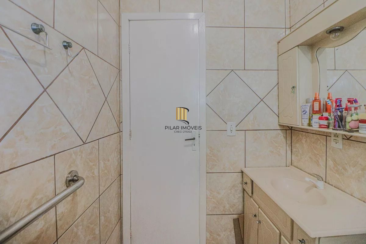 Casa e loja à venda com 300m², 3 quartos e 3 vagas no Rubem Berta