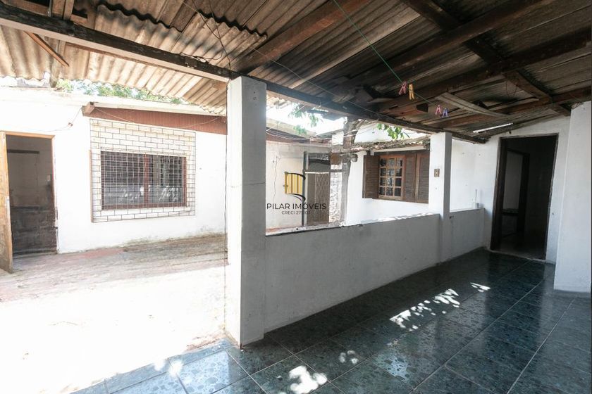 Casa com 3 dormitórios e 2 vagas no Bairro Parque dos Maias