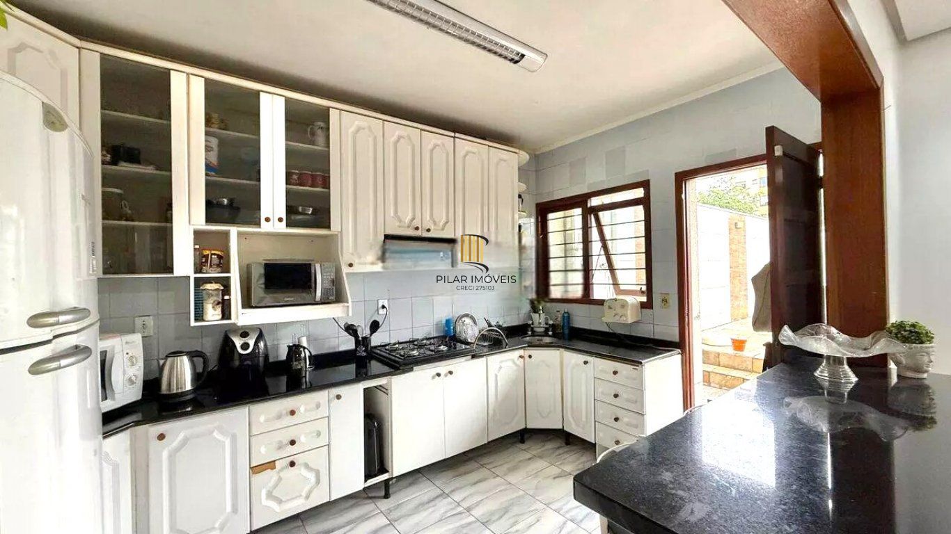 Casa de 3 dormitórios e  com 3 vagas de garagem no bairro City em Cachoeirinha.