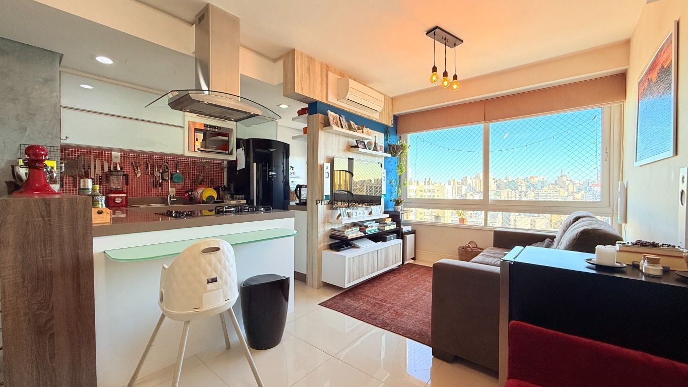 Apartamento 2 dormitórios, churrasqueira, 1 vaga, elevador na Rua General Lima e Silva.