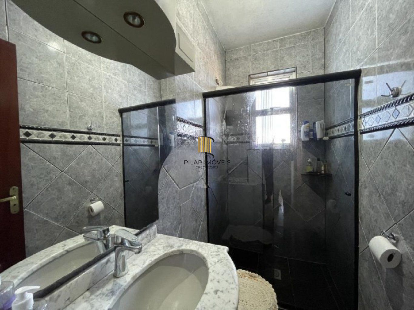 Casa geminada com 3 quartos, vaga de garagem e sacada no bairro Jardim Sabara