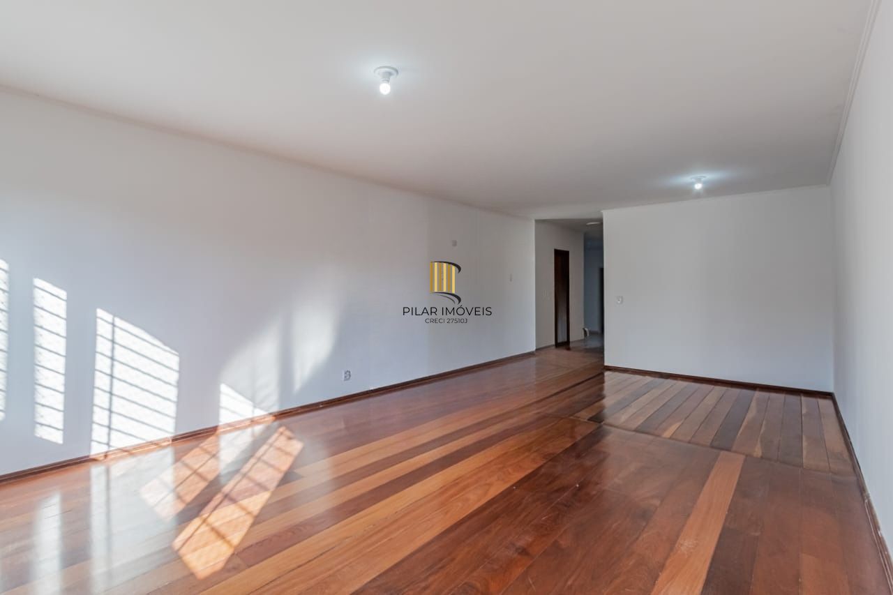 Casa com 3 dormitórios e 4 vagas no Bairro Jardim Lindóia