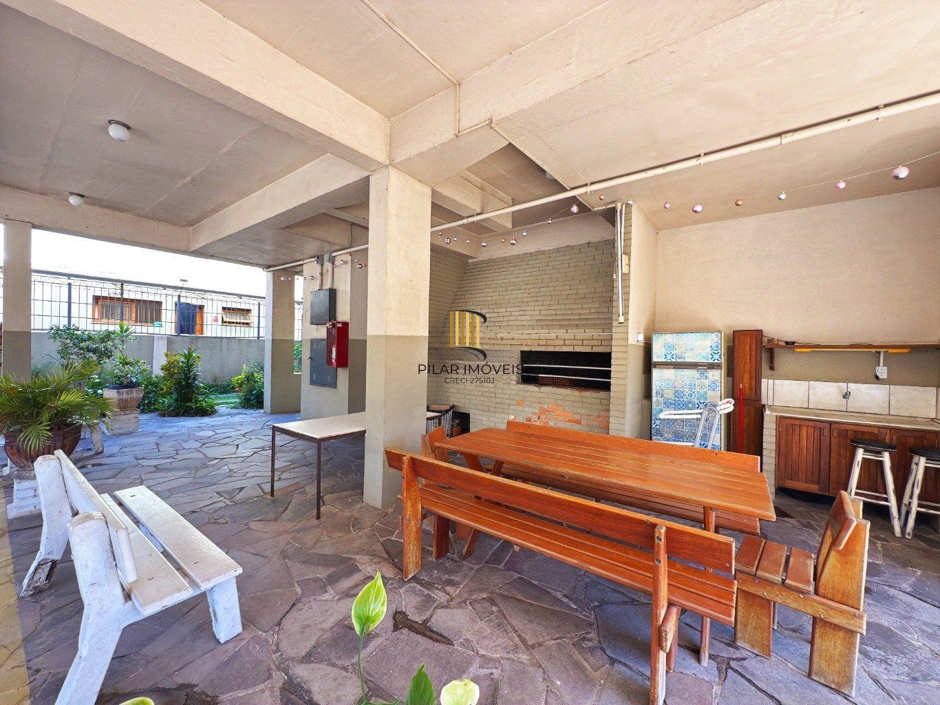 Cobertura com 2 quartos, vaga, elevador e churrasqueira  no bairro Cristal.