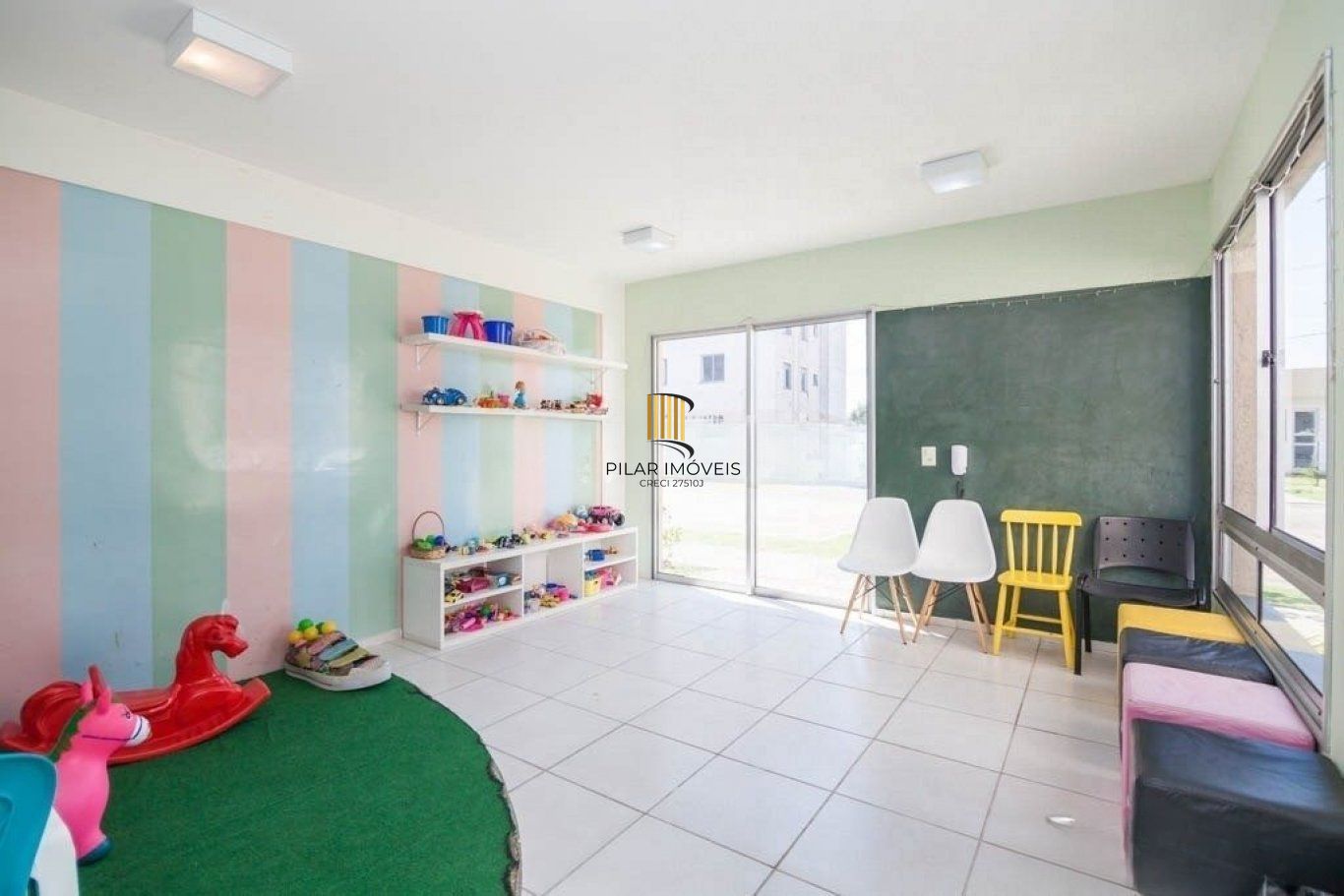Apartamento Térreo, 2 quartos, vaga, piscina e portaria 24hr no bairro Sarandi.