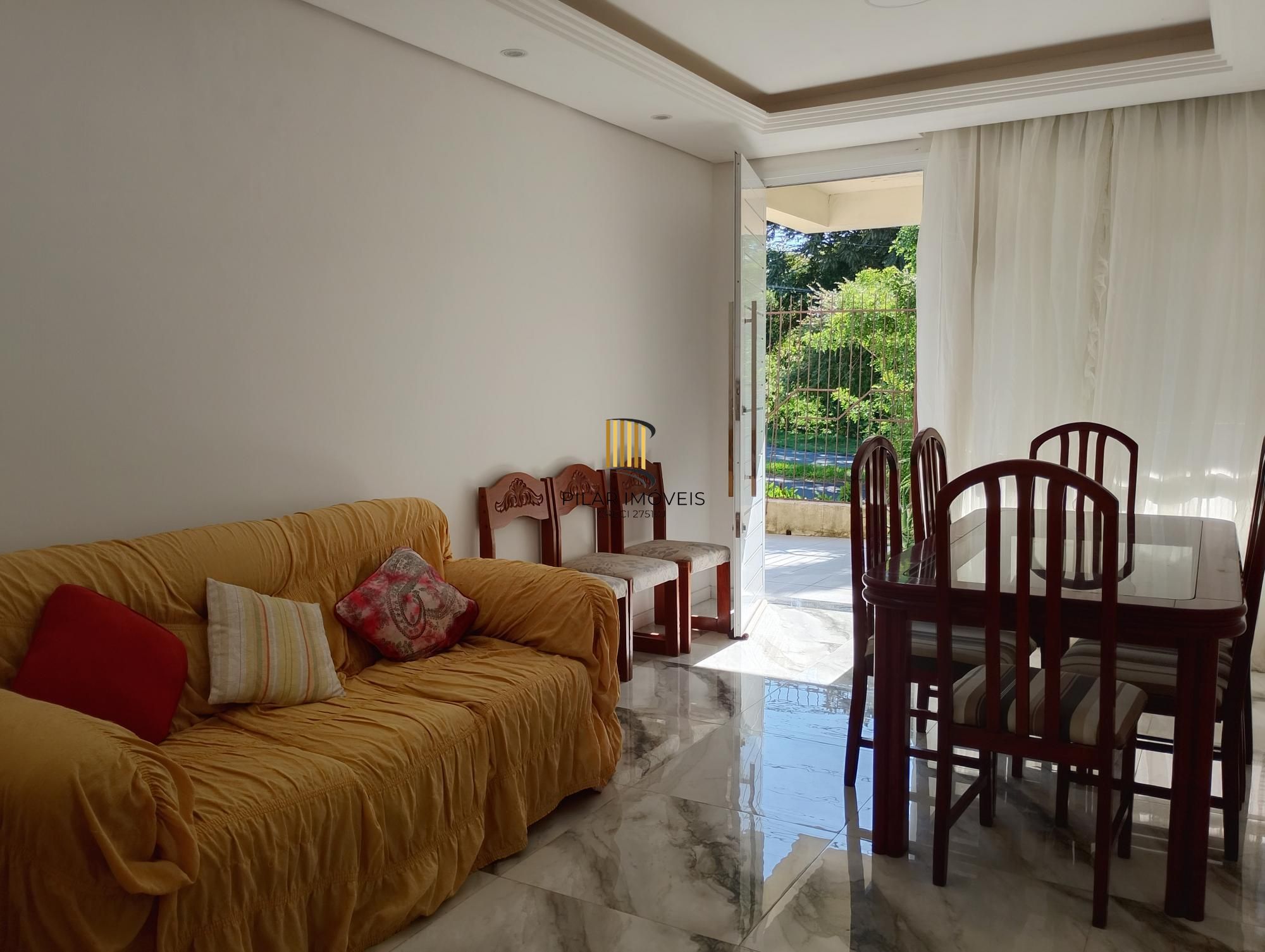 Casa com 3 quartos, 4 vagas de garagem e com pátio no bairro Parque Santa Fé