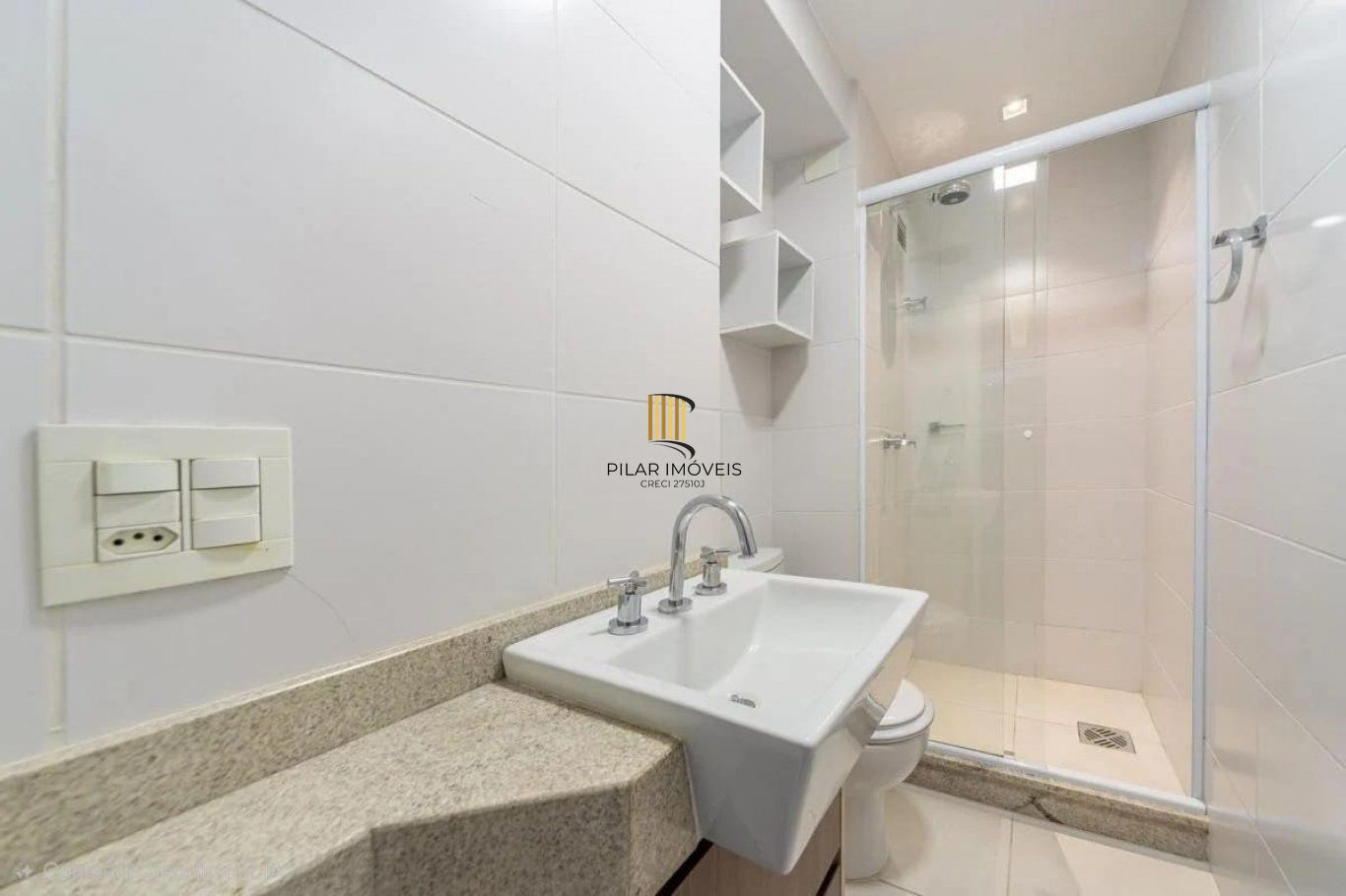 Apartamento 2 Dormitórios, Suíte, 2 vagas e elevador no Passo da Areia