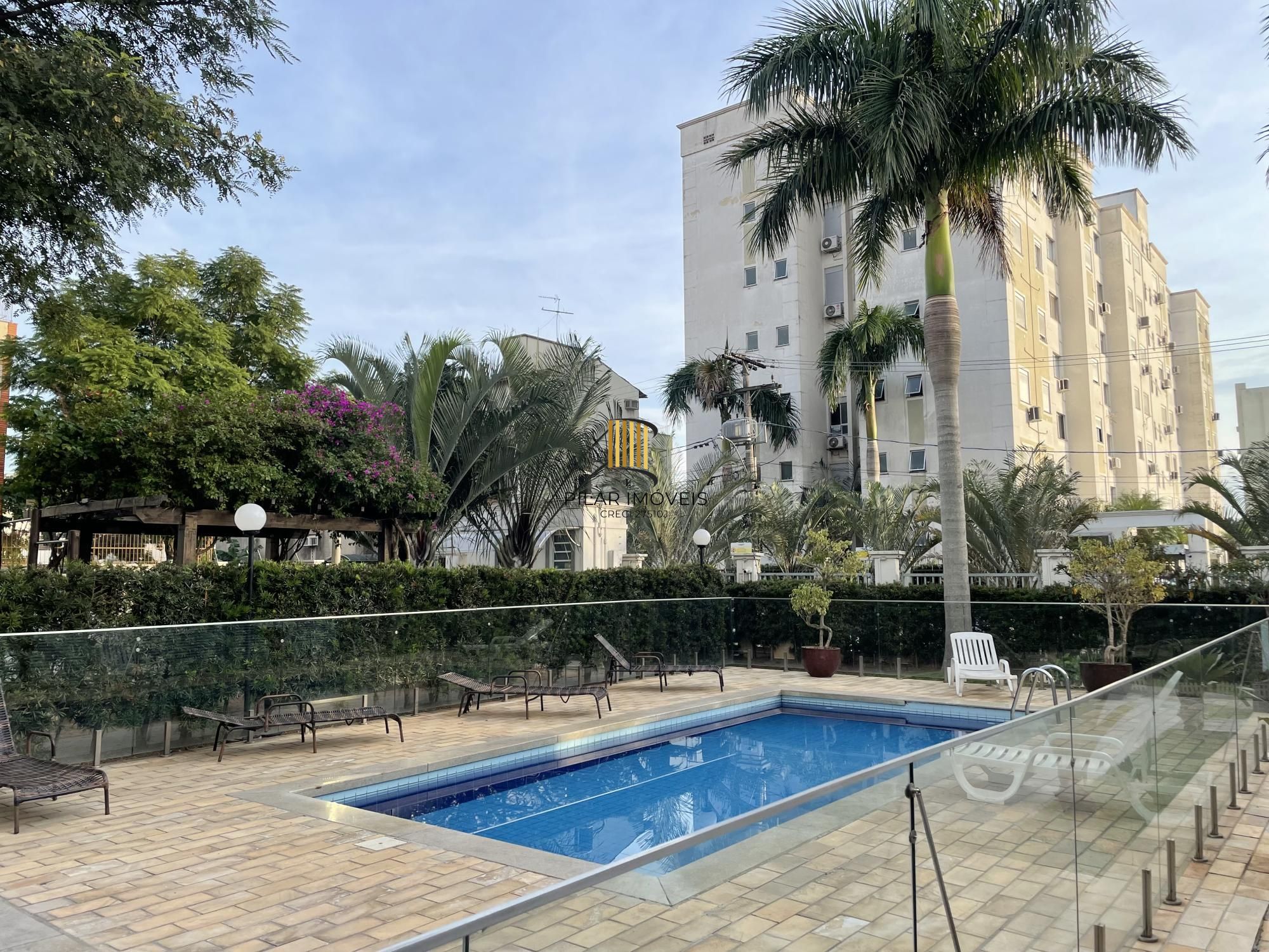 Apartamento mobiliado com 2 dormitórios e 1 vaga de garagem na Rua Sadi Castro.