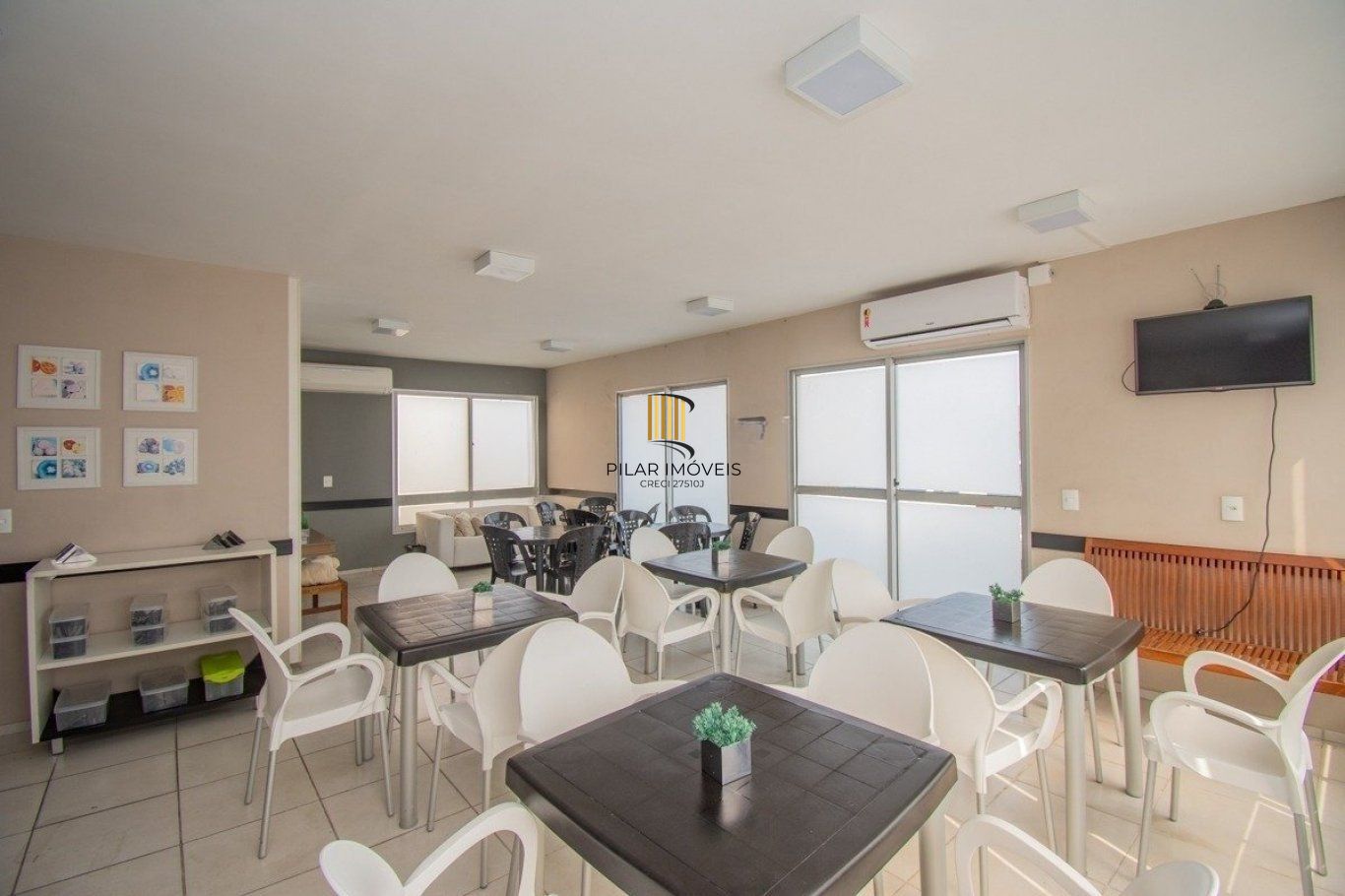Apartamento Térreo, 2 quartos, vaga, piscina e portaria 24hr no bairro Sarandi.