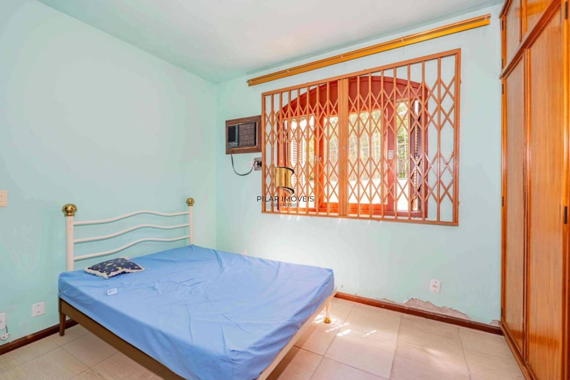 Casa de 2 quartos, 2 banheiros,pátio,churrasqueira, 7 vagas no bairro Guarujá.