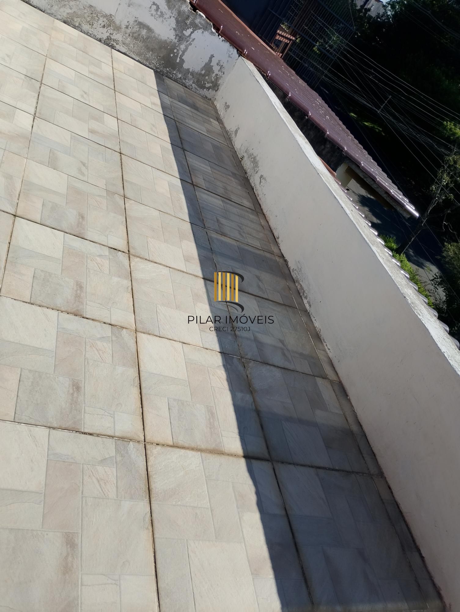 Casa com 3 quartos, 4 vagas de garagem e com pátio no bairro Parque Santa Fé