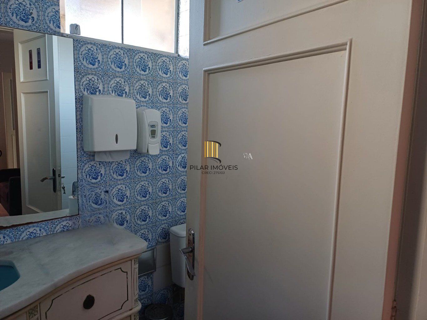 Casa com 3 quartos, 3 banheiros, 300m² e 8 vagas no Menino Deus.