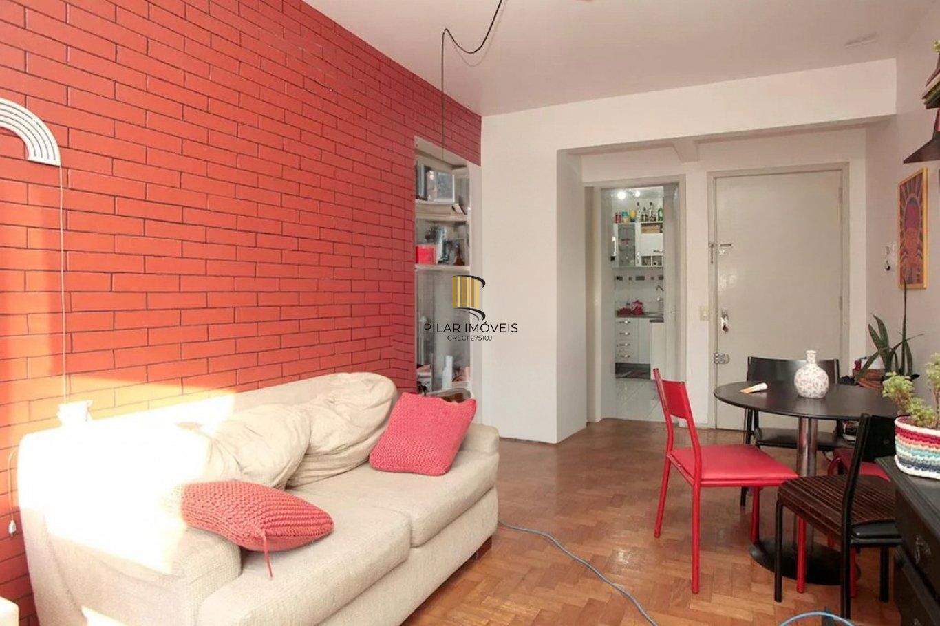 Apartamento semi mobiliado com 2 dormitórios na Sofia Veloso.