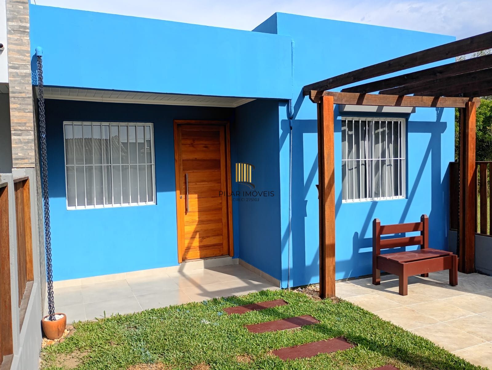 Casa com  2 quartos, vaga de garagem e com pátio Jardim Éden.