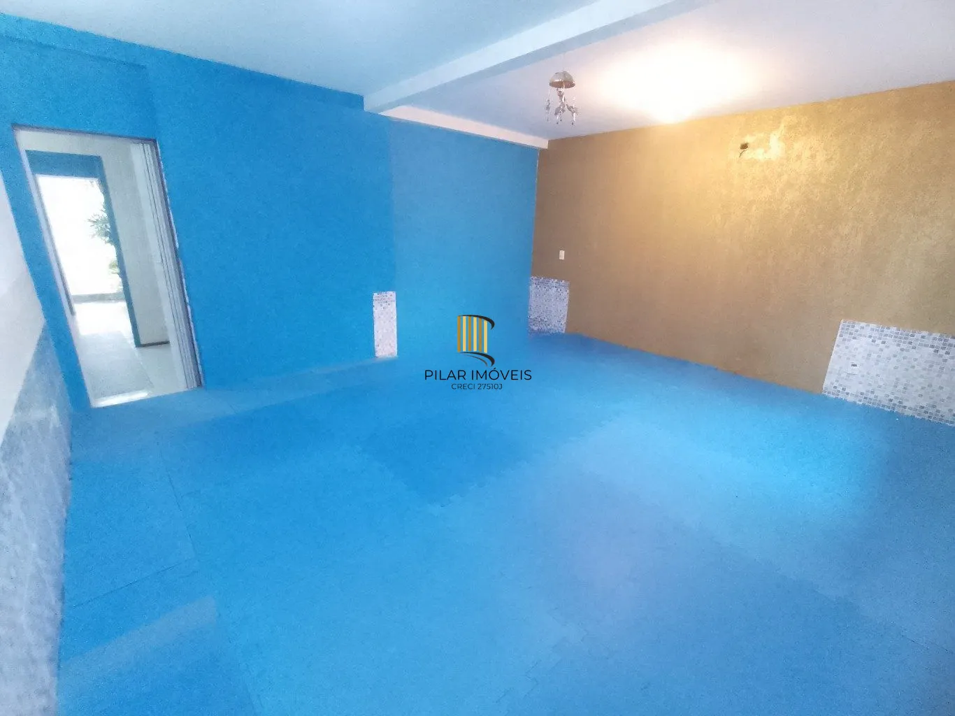 Casa de 5 dormitórios, piscina e 4 vagas de garagem em Canoas.
