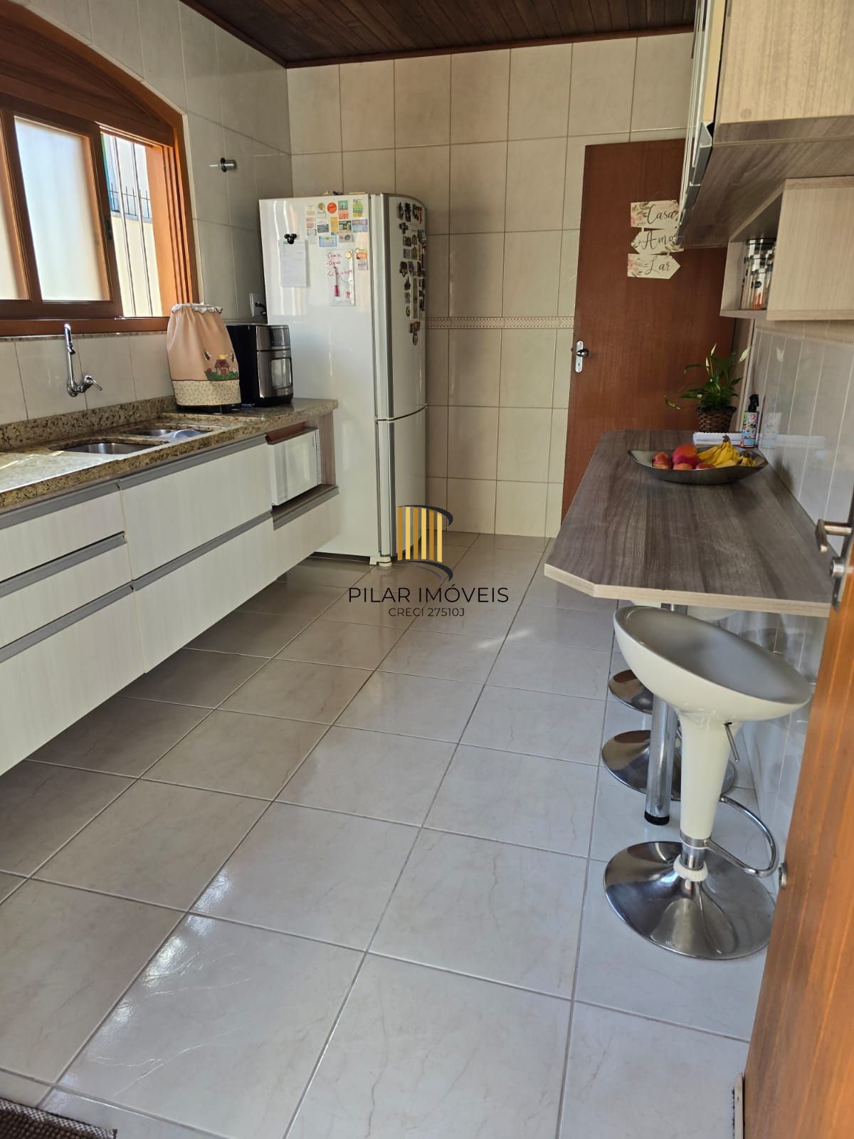 Casa térrea,3 dormitórios e 4 vagas cobertos no Sarandi.