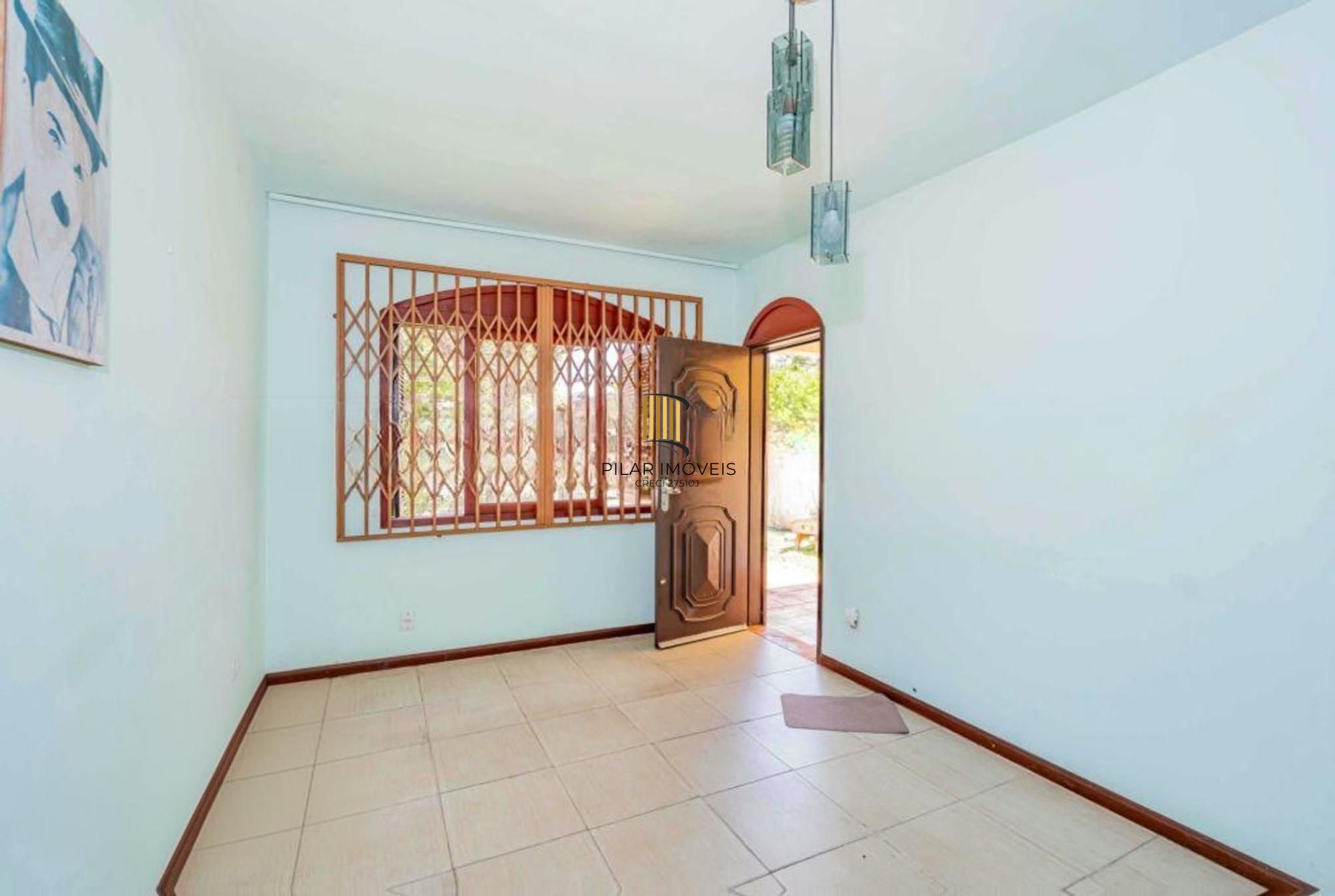 Casa de 2 quartos, 2 banheiros,pátio,churrasqueira, 7 vagas no bairro Guarujá.