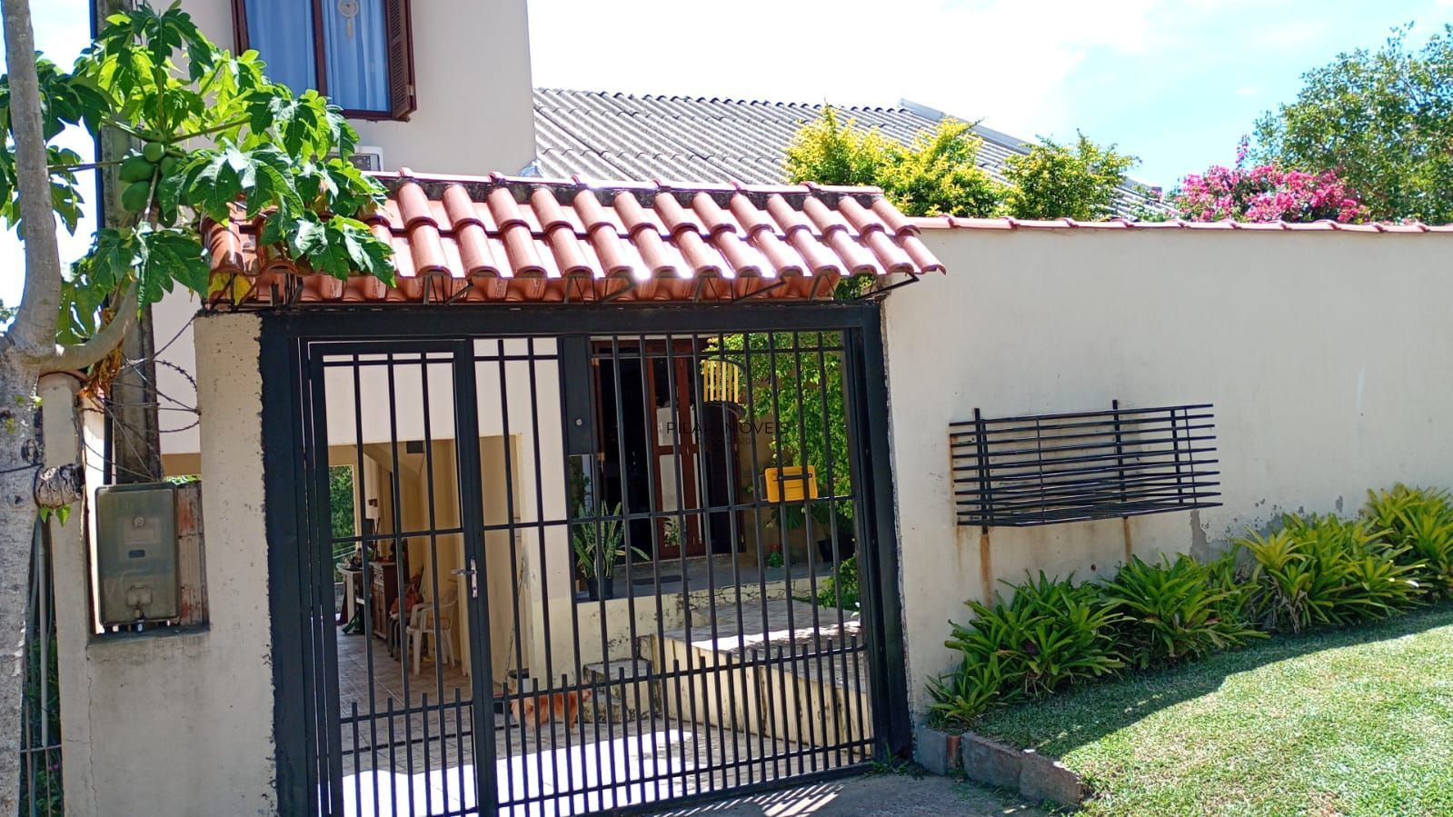 Casa de 2 quartos, churrasqueira, pátio, 2 vagas no bairro Lomba do Pinheiro