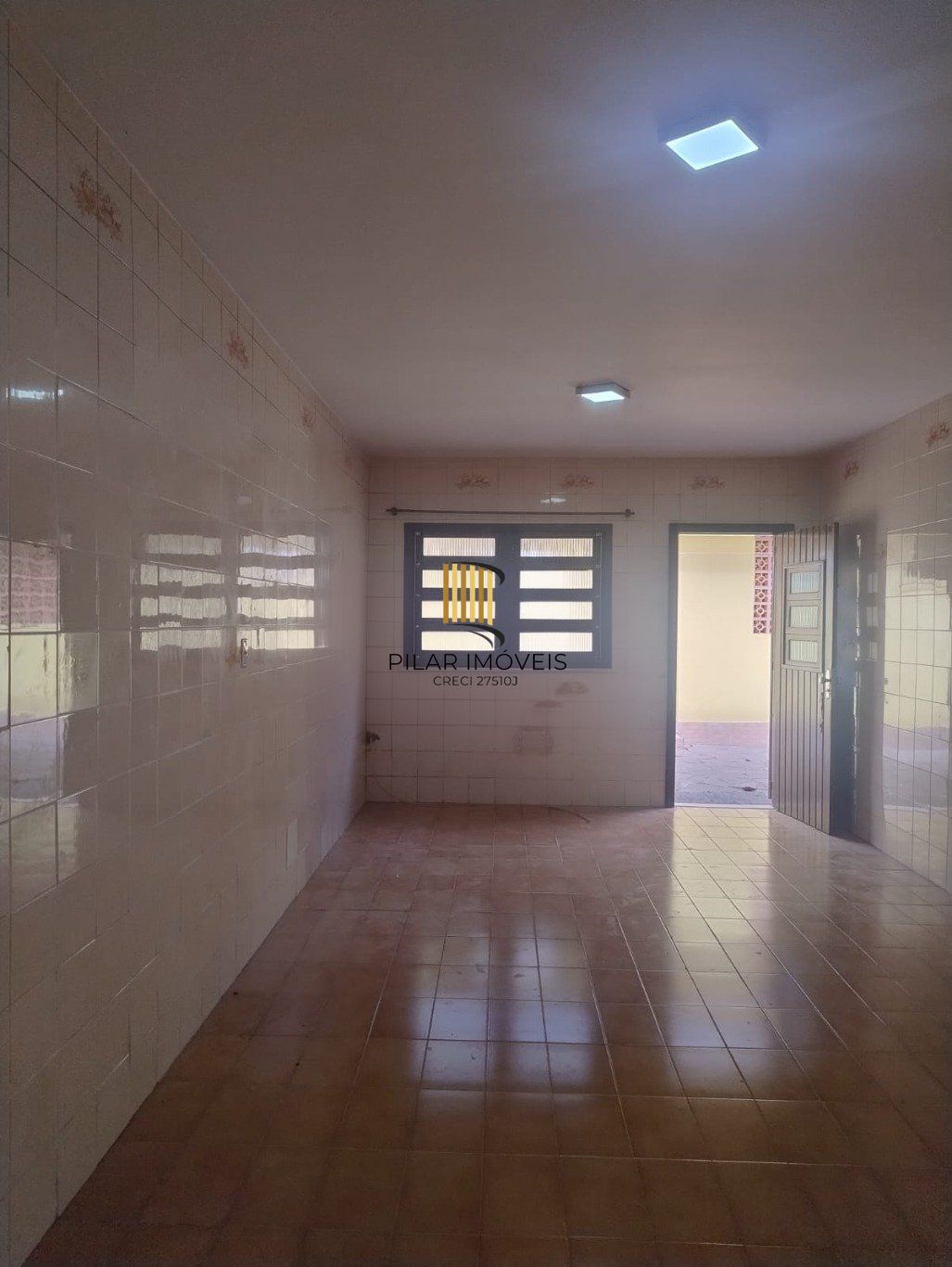 Casa 3 quartos, 4 vagas e churrasqueira no bairro Jardim São Pedro.