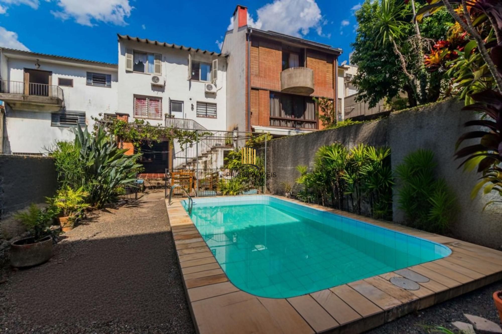 Casa com 255 metros privativos e pátio com piscina no Bairro Higienópolis