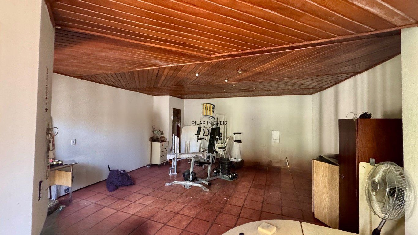 Casa com 350m², 4 quartos, 2 Suítes à venda em Azenha, Porto Alegre.