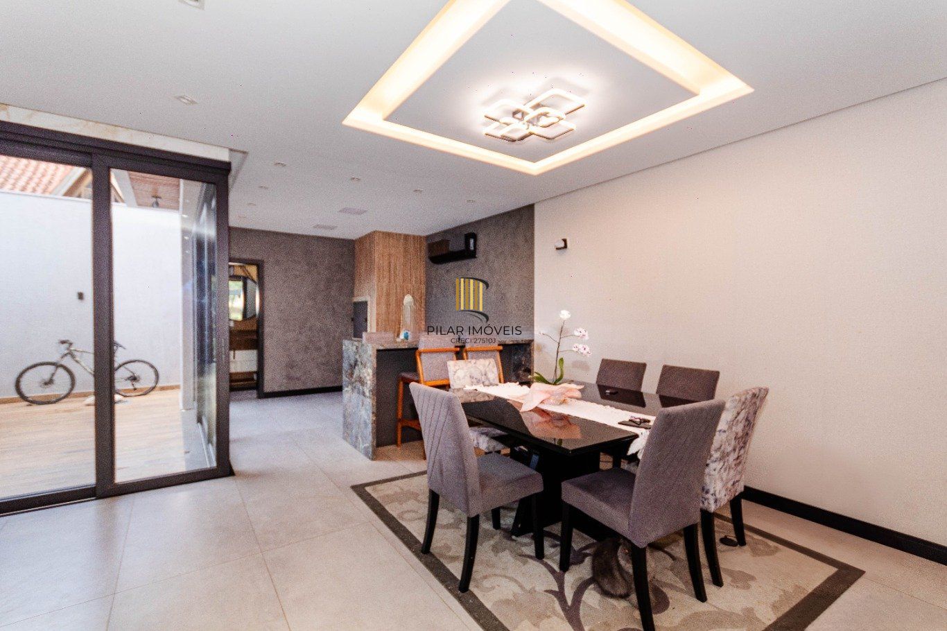 Casa com 4 quartos e 4 vagas  em Canoas.