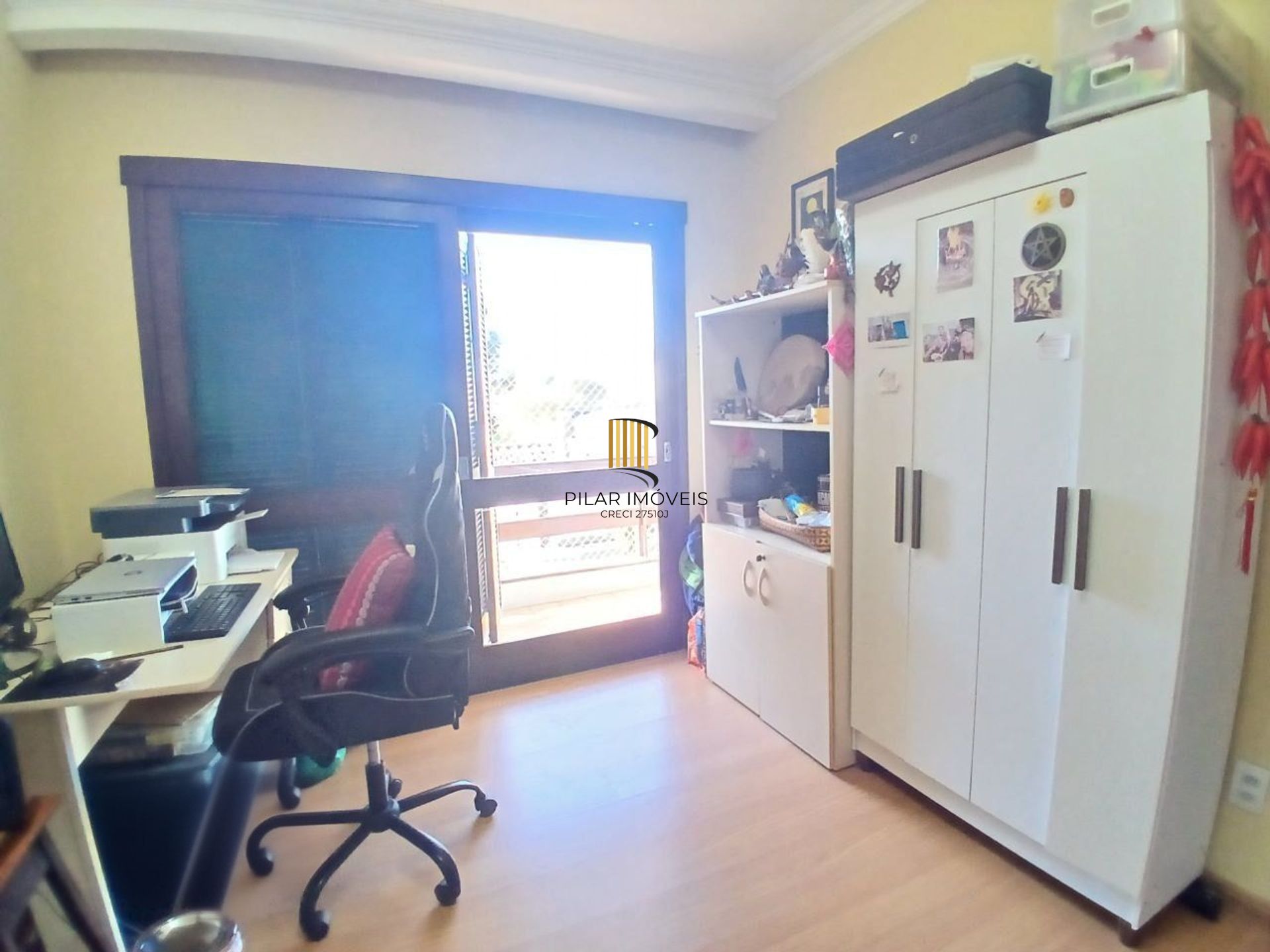 Casa com 3 dormitótrios, piscina e 2 vagas de garagem em Canoas.