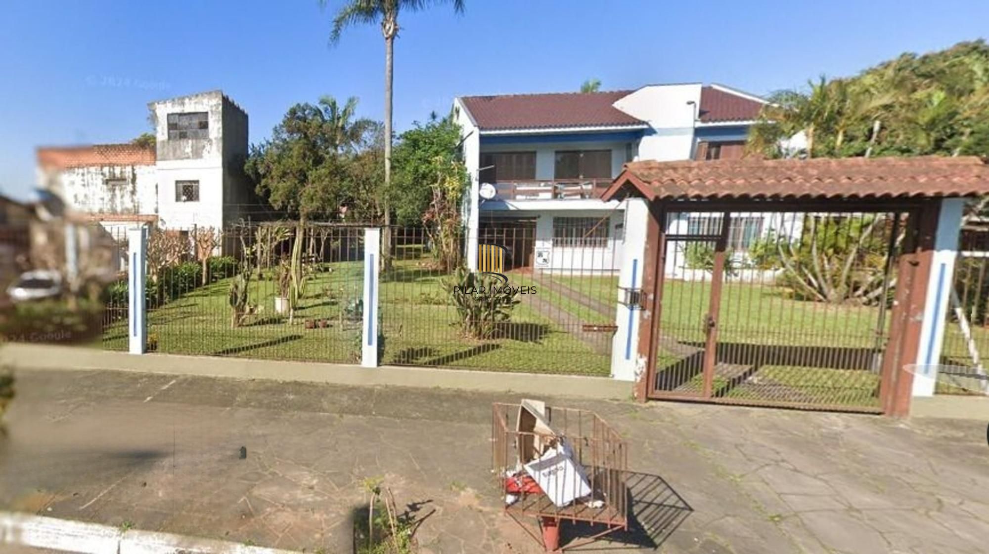 Casa com 3 dormitótrios, piscina e 2 vagas de garagem em Canoas.