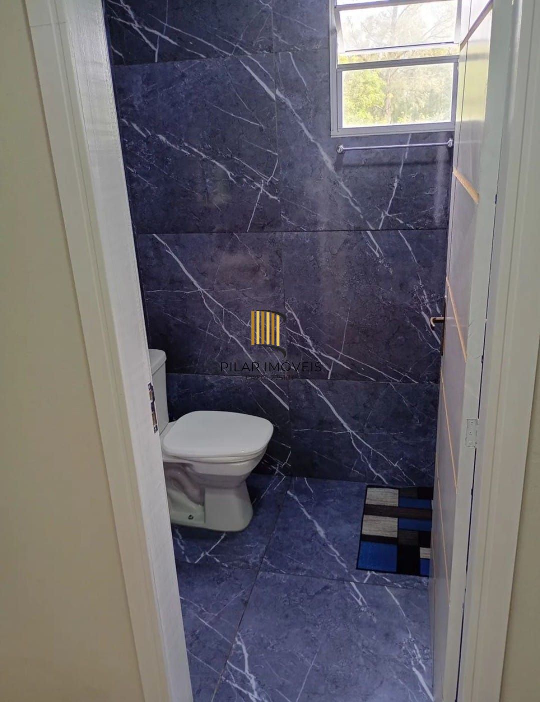 Casa com  2 quartos, vaga de garagem e com pátio Jardim Éden.