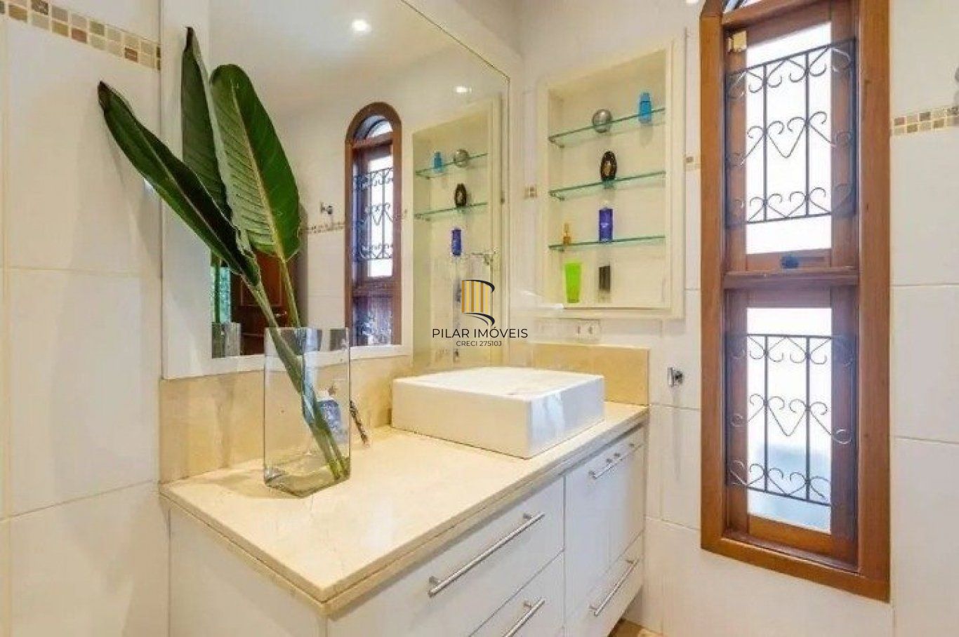 Casa de 3 quartos, piscina, churrasqueira, 7 vagas no bairro Tristeza