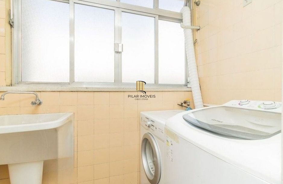 Apartamento de 2 dormitórios com sacada e 1 vaga no Petrópolis.