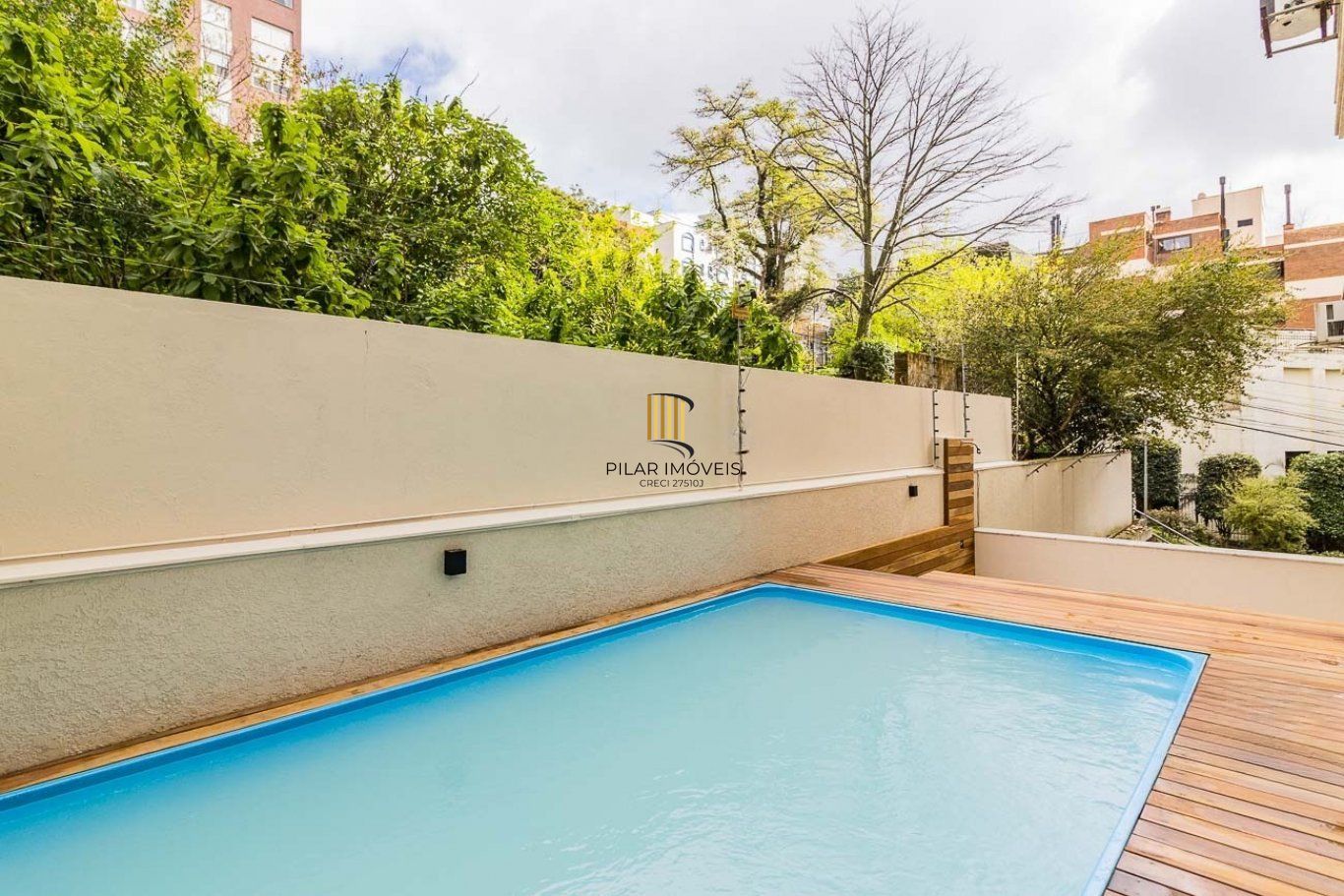 Apartamento com 2 quartos (1 suíte) e 2 vagas de garagem no Bairro Mont Serrat.
