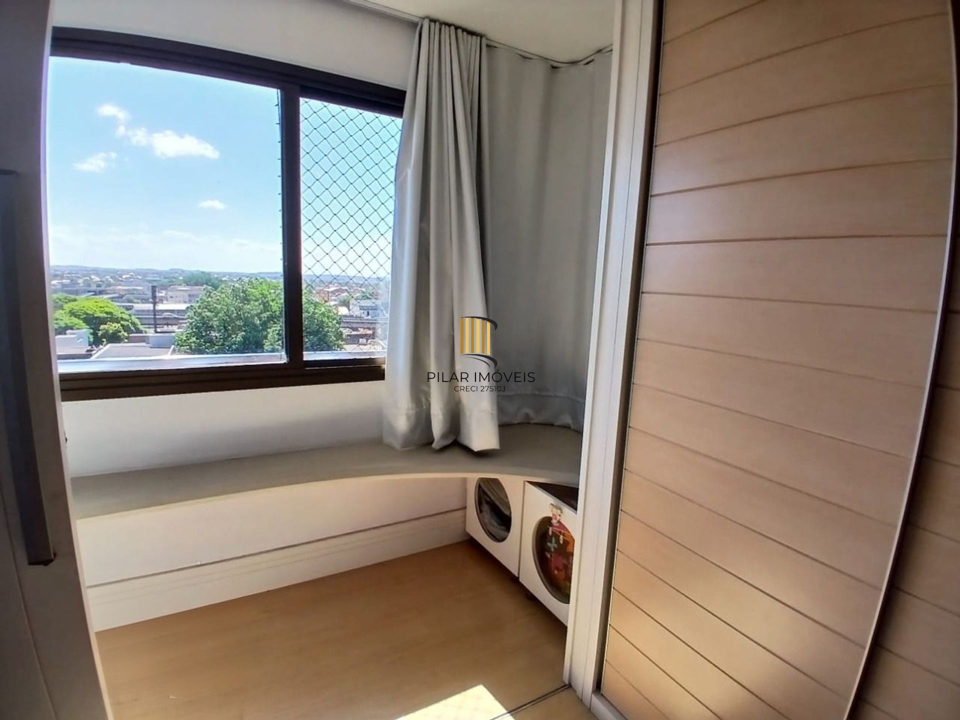 Cobertura com 4 quartos, 1 suíte, 4 vagas e elevador no bairro Igara Canoas.