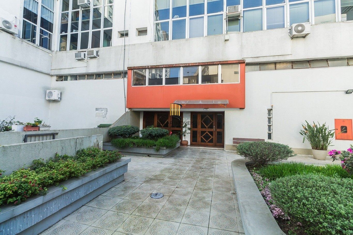 Apartamento mobiliado com 76m², 2 dormitórios e sol da manhã no bairro Floresta