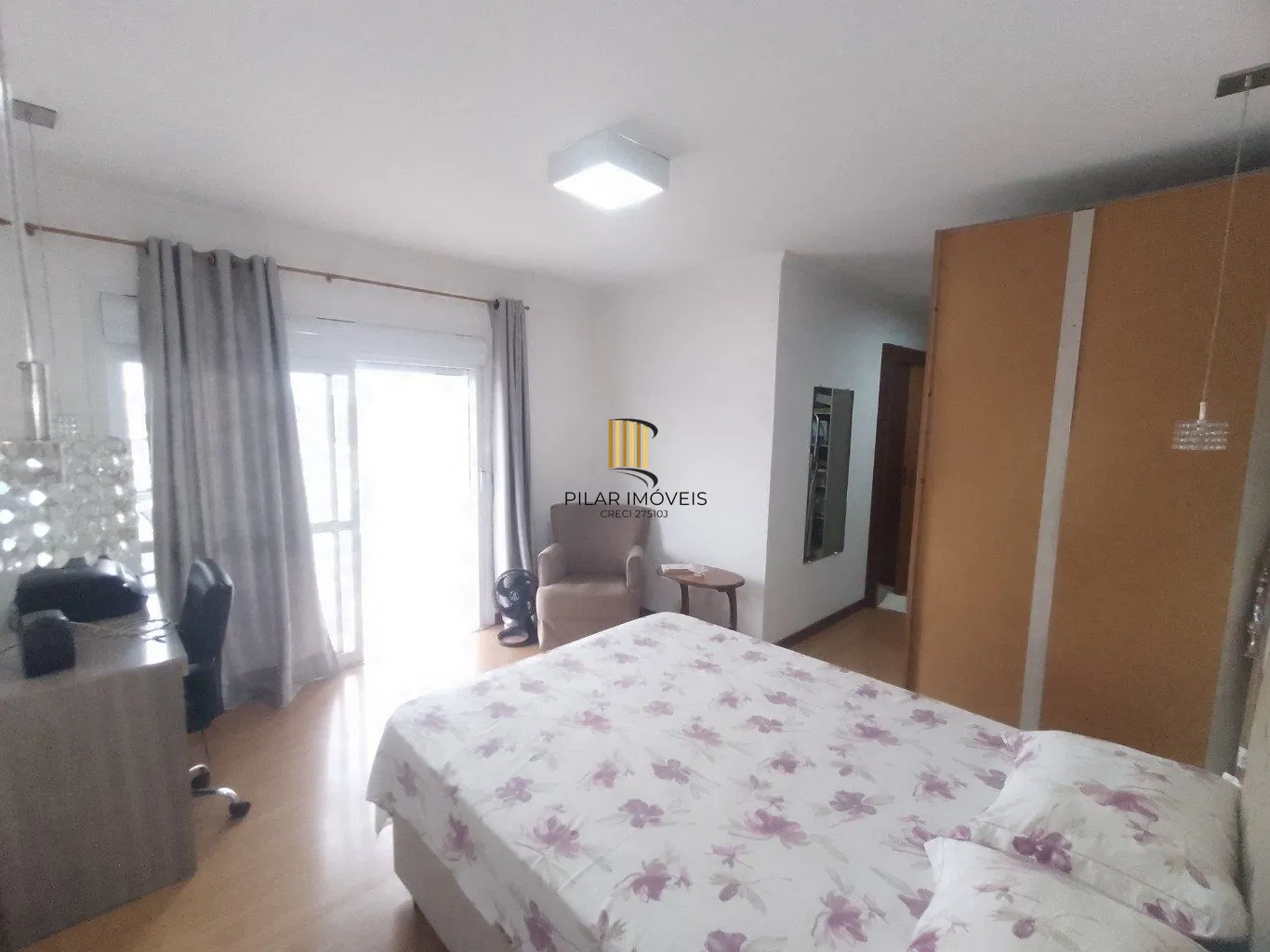 Casa de 5 dormitórios, piscina e 4 vagas de garagem em Canoas.
