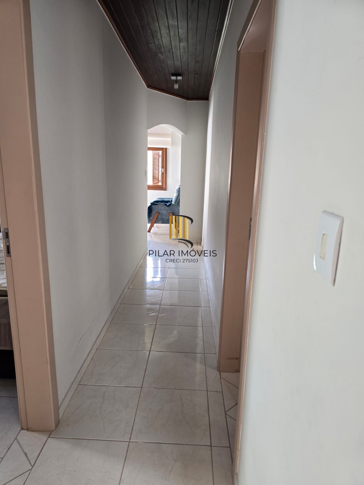 Casa térrea,3 dormitórios e 4 vagas cobertos no Sarandi.