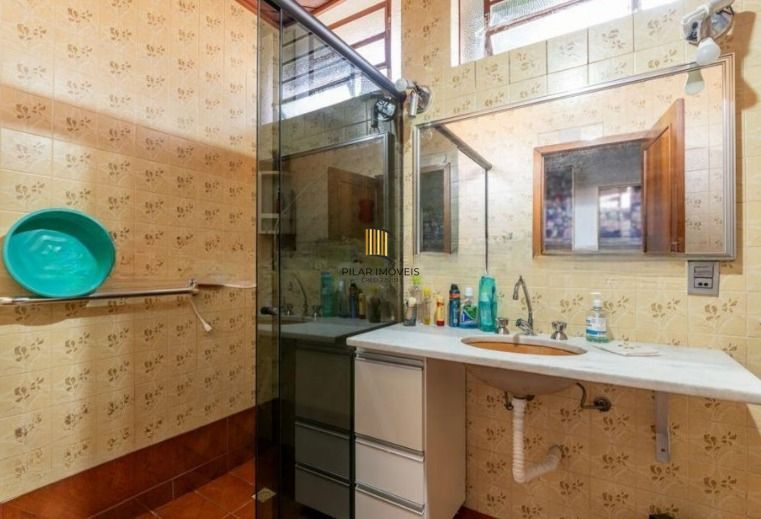 Casa semi mobiliada de 4 quartos e  4 vagas no bairro Chácara das Pedras.
