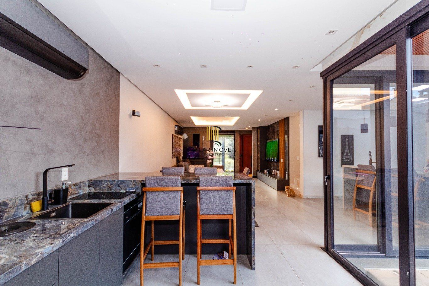 Casa com 4 quartos e 4 vagas  em Canoas.