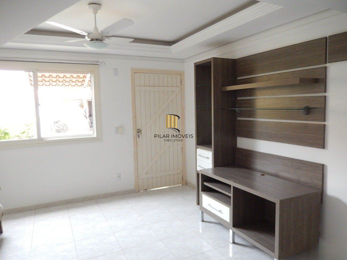 Casa em condomínio com 2 dormitórios, escada e 1 vaga de garagem.