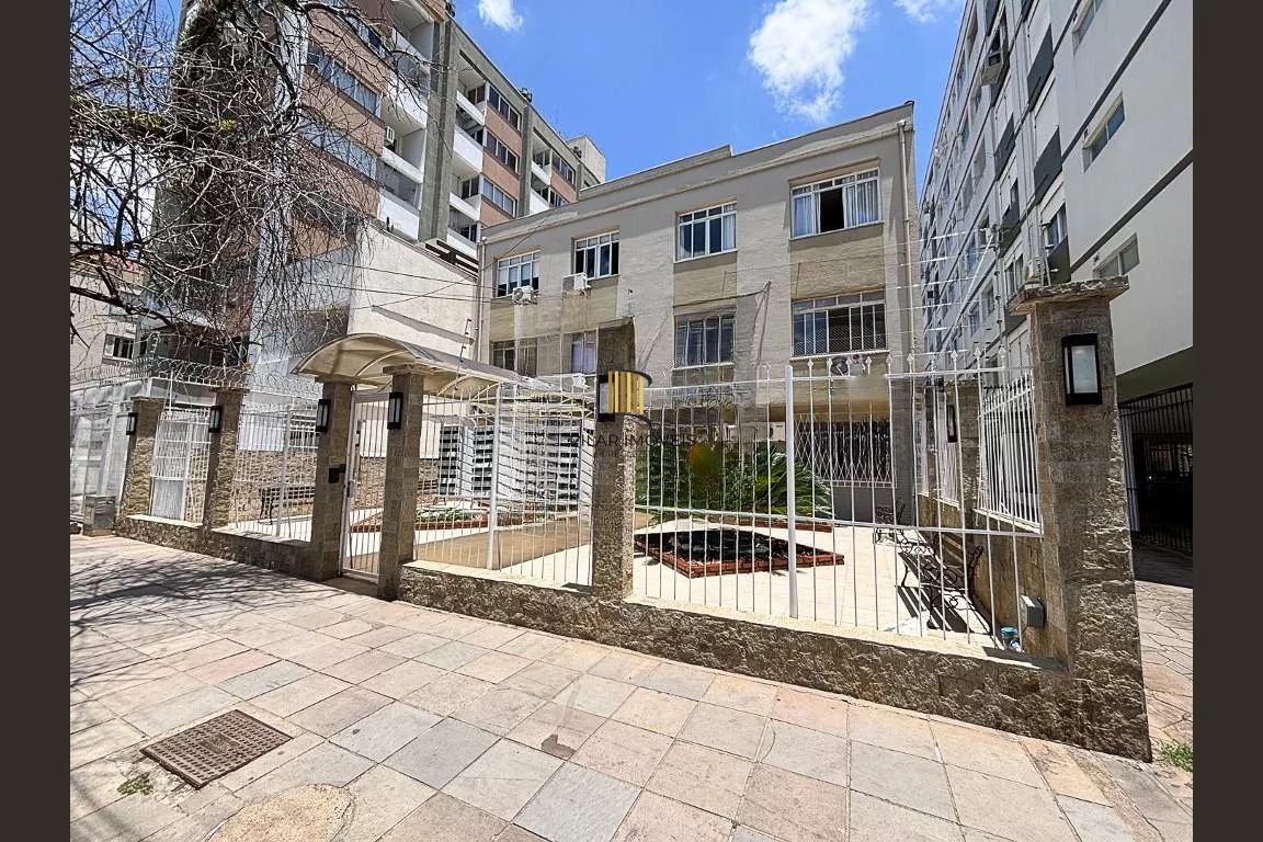 Apartamento com 2 quartos, portaria 24 horas no bairro Menino Deus.