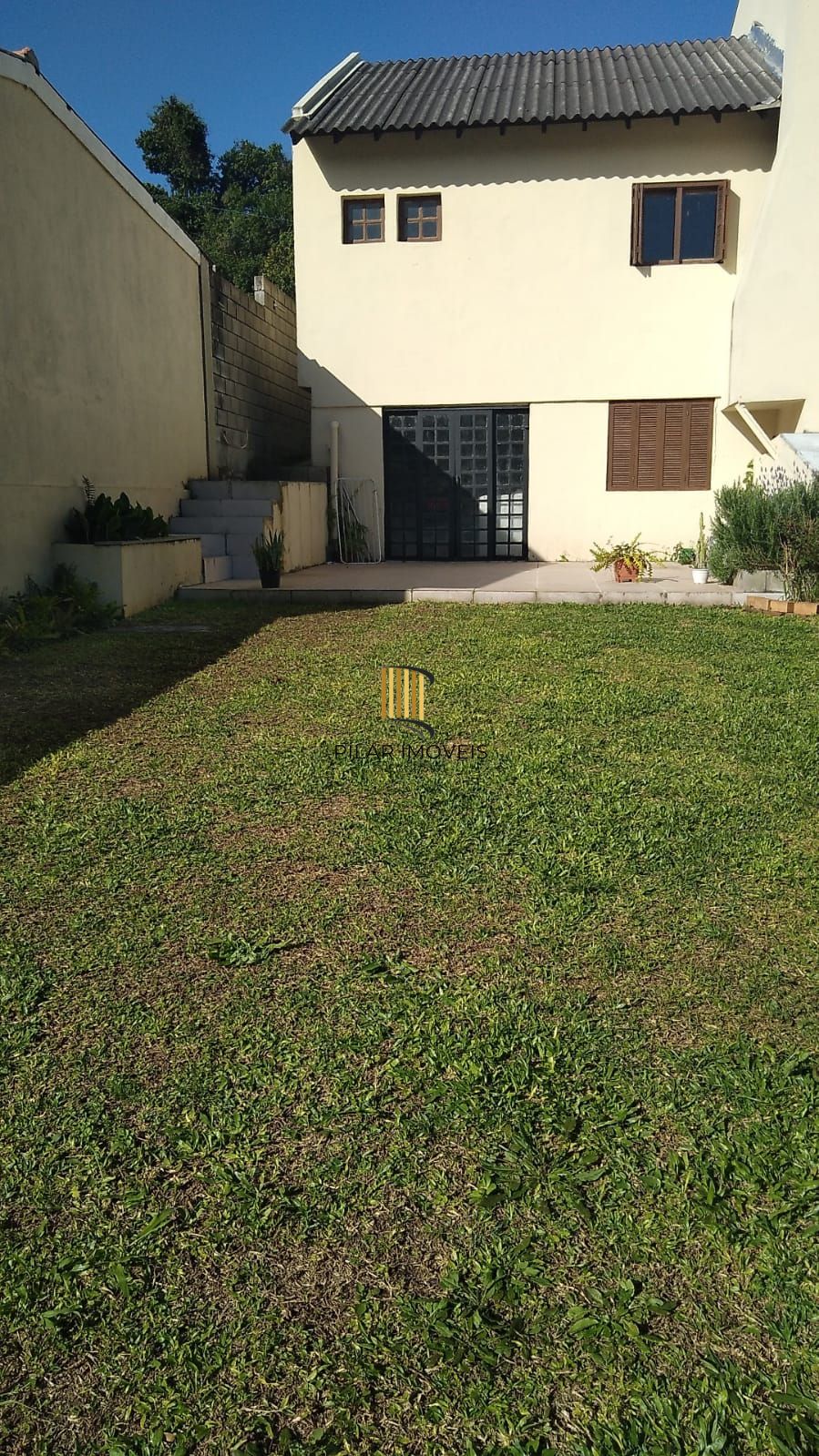 Casa de 2 quartos, churrasqueira, pátio, 2 vagas no bairro Lomba do Pinheiro