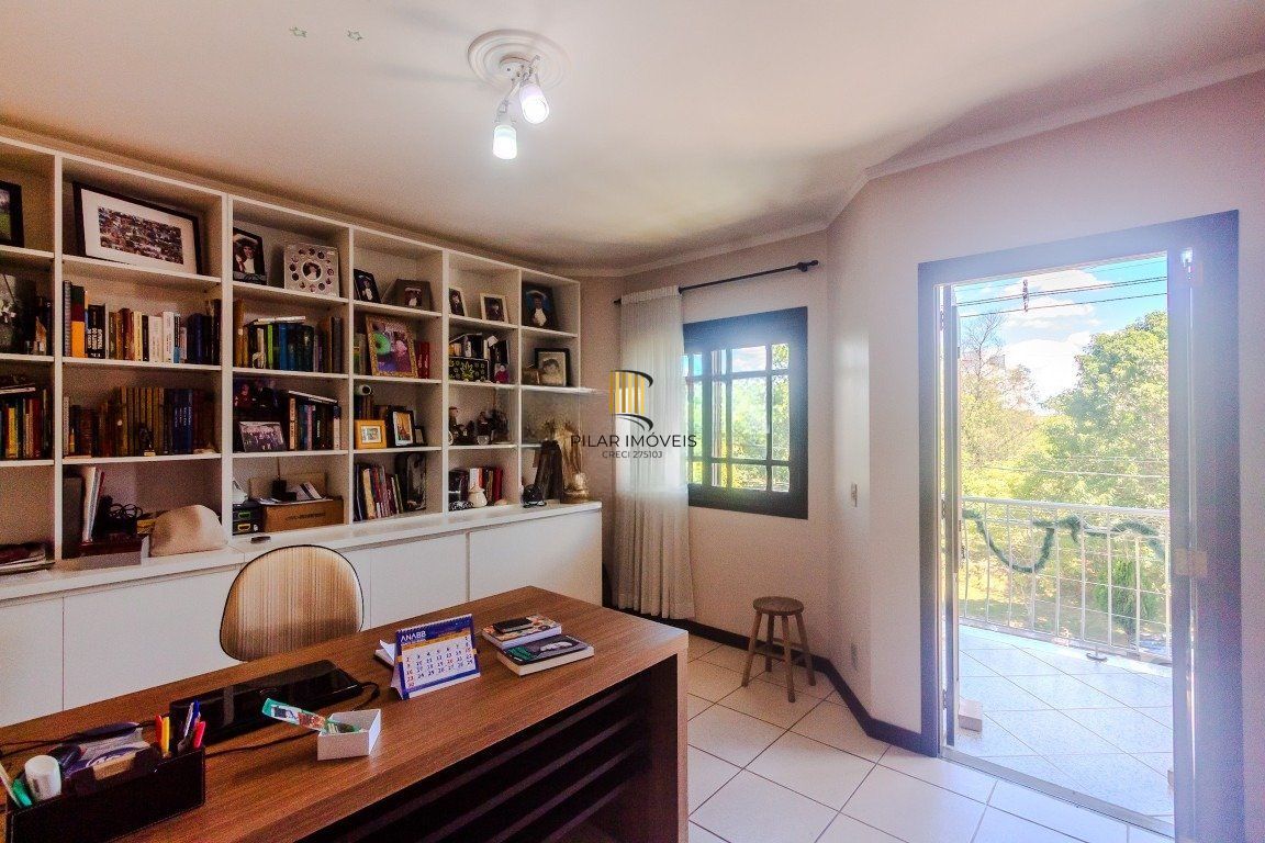 Casa de 4 dormitórios, sendo 1 suíte e 4 vagas de garagem em Canoas.