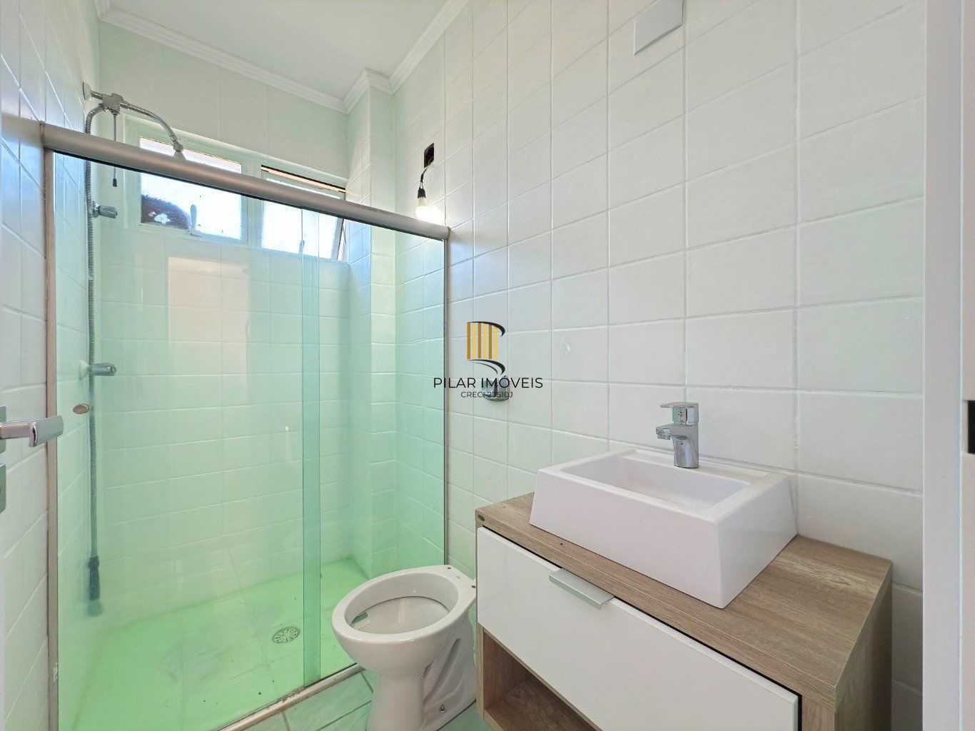 Cobertura com 2 quartos, vaga, elevador e churrasqueira  no bairro Cristal.