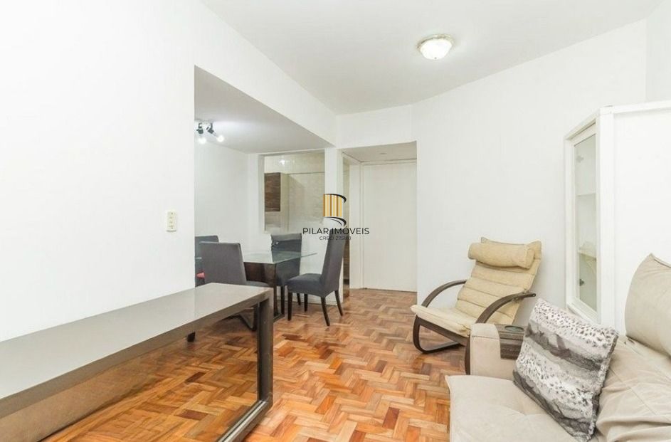 Apartamento de 2 dormitórios com sacada e 1 vaga no Petrópolis.