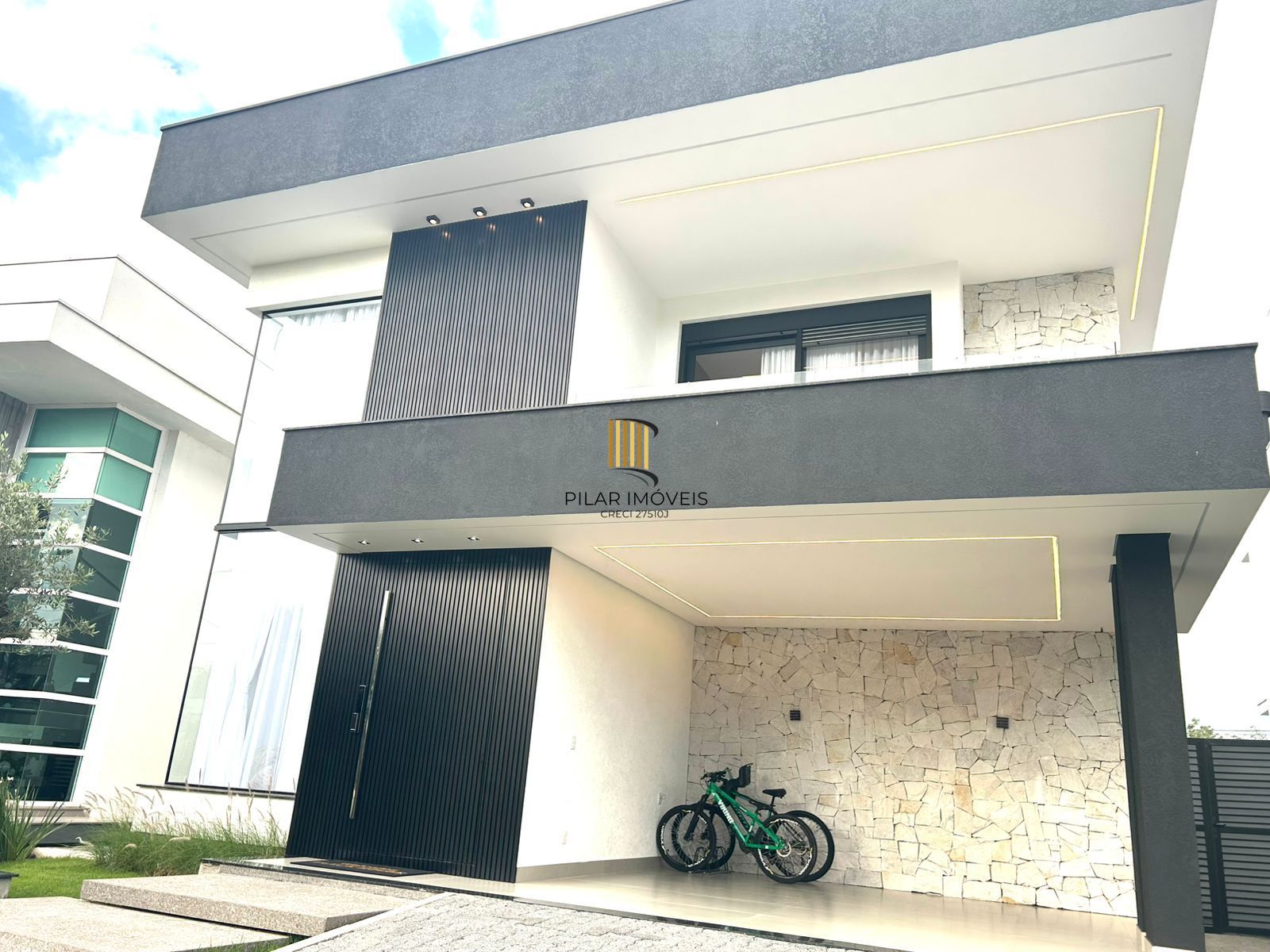 Casa Alto Padrão com 3 Suítes e Piscina no Alphaville